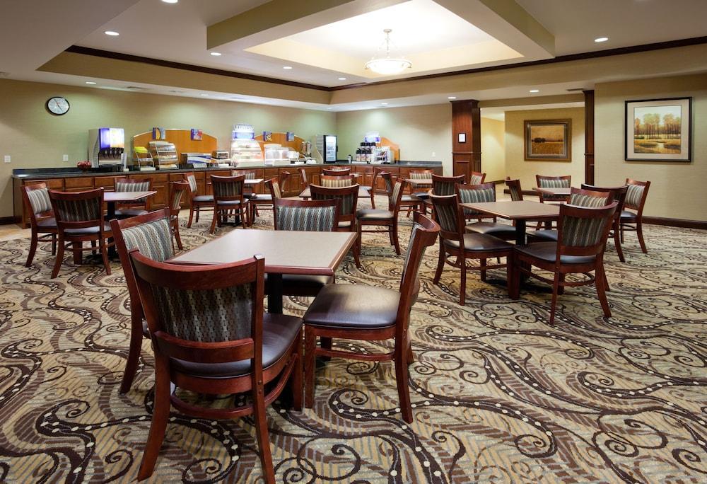 Holiday Inn Express & Suites - Mason City By Ihg Exterior photo