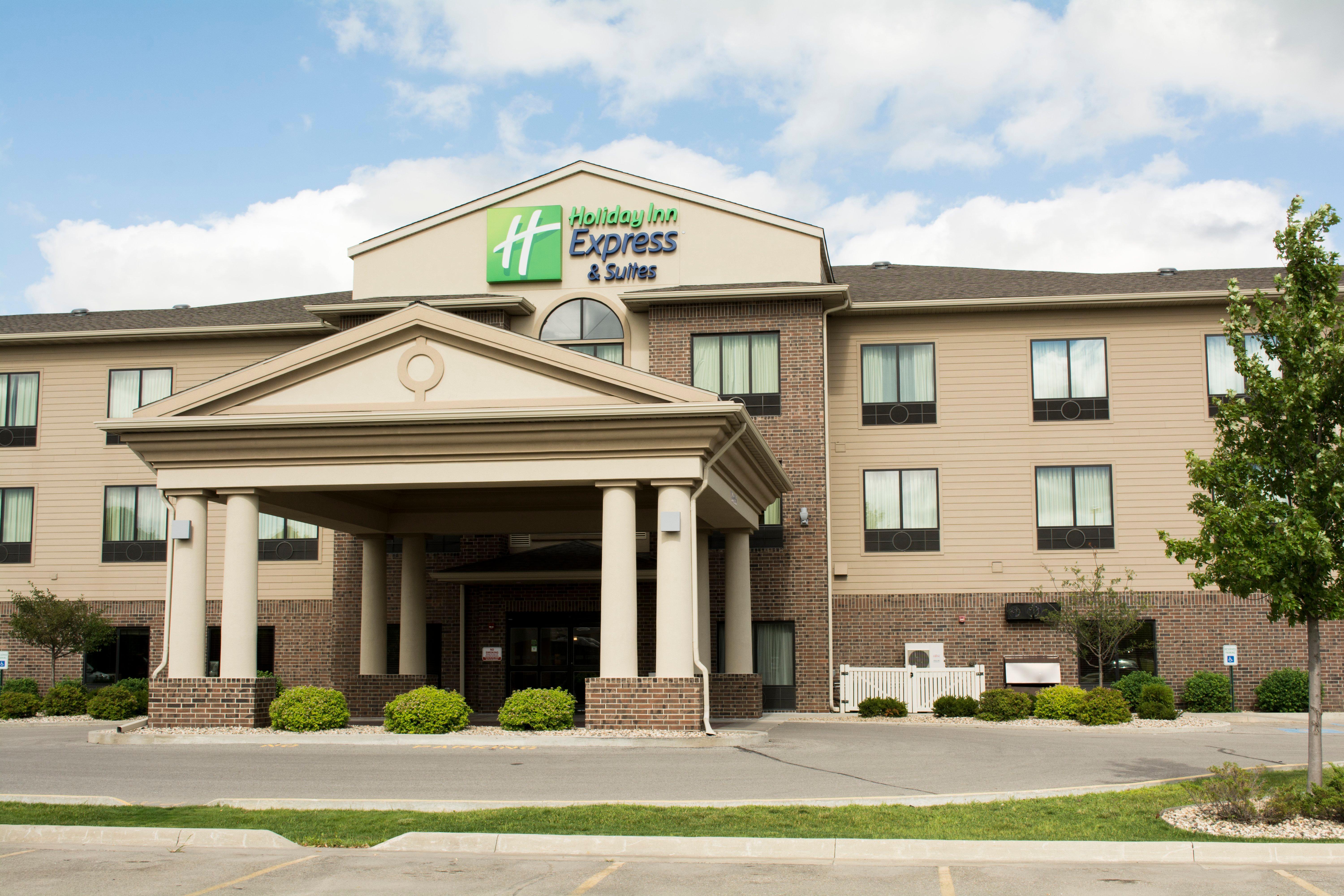 Holiday Inn Express & Suites - Mason City By Ihg Exterior photo
