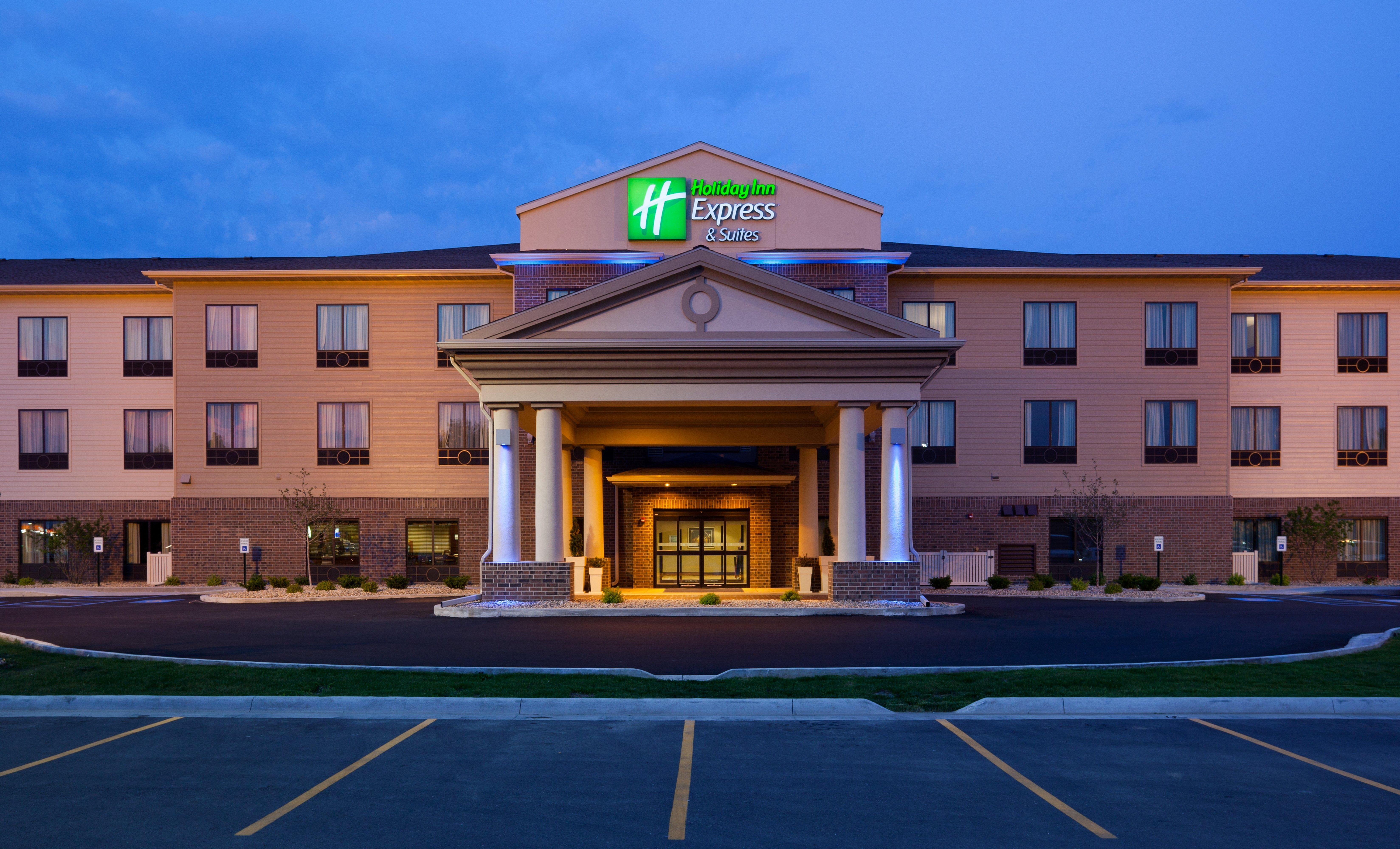 Holiday Inn Express & Suites - Mason City By Ihg Exterior photo