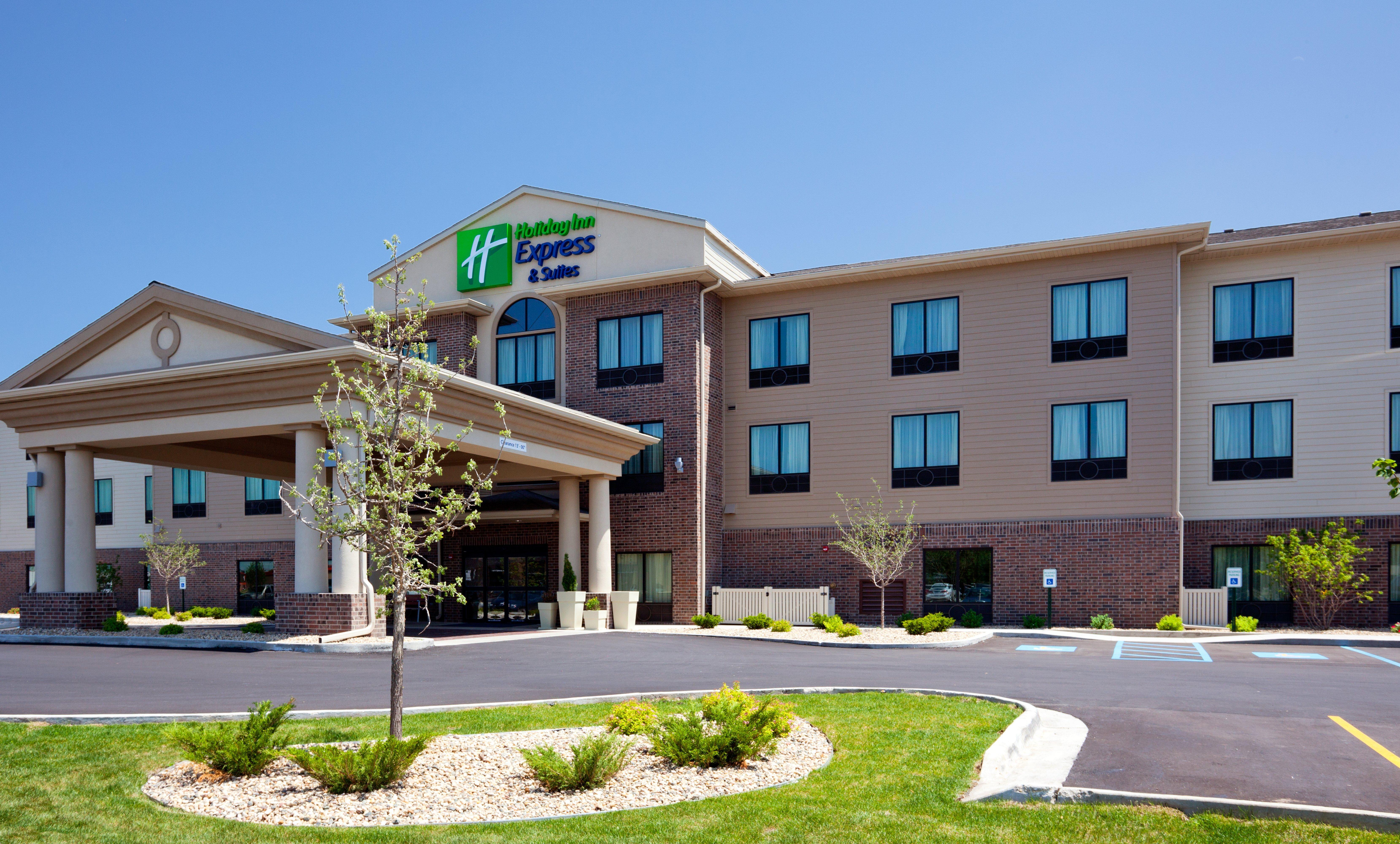 Holiday Inn Express & Suites - Mason City By Ihg Exterior photo